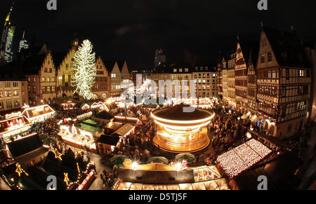 Fichier - une archive photo datée du 24 novembre 2010 présente le marché de noël magnificantly allumé au Roemerberg à Francfort-sur-Main, Allemagne. Le plus grand marché de noël en Hesse s'ouvrira le 26 novembre 2012. Photo : Fredrik Von Erichsen Banque D'Images