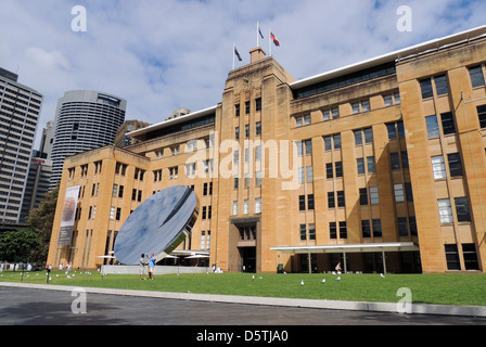 MUSEUM OF CONTEMPORARY ART, Sydney, Australie avec Anish Kapoor's sculpture Sky Mirror (2006) sur la pelouse. Photo Tony Gale Banque D'Images