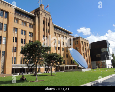 MUSEUM OF CONTEMPORARY ART, Sydney, Australie avec Anish Kapoor's sculpture Sky Mirror (2006) sur la pelouse. Photo Tony Gale Banque D'Images