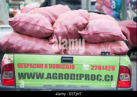 Sacs de produire sur un camion à Lo Valledor central wholesale marché de fruits et légumes à Santiago, Chili Banque D'Images