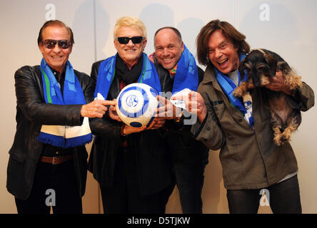 Schlager chanteurs Michael Holm (l-r), Heino, Olaf Henning et Juergen Drews avec teckel Fienchen posent avec une balle au cours de la conférence de presse pour le 'chlager nuit à Schalke' à Gelsenkirchen, Allemagne, 26 novembre 2012. L'événement aura lieu le 19 juillet 2013 à Veltins Arena à Gelsenkirchen. Photo : Horst Ossinger Banque D'Images