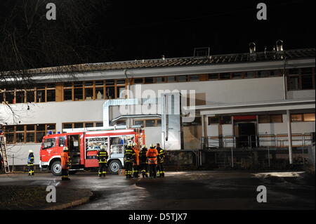 Les pompiers et les aides techniques travaillent à un atelier protégé qui a été le lieu d'un incendie majeur à Titisee-Neustadt, Allemagne, 26 novembre 2012. Pour des raisons de clarté, un incendie s'était déclaré dans l'atelier où 120 personnes handicapées travaillent. 14 personnes sont mortes dans l'incendie. Photo : PATRICK SEEGER Banque D'Images