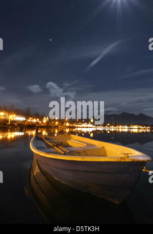 La pleine lune illumine le ciel au-dessus du lac Hopfensee Hopfen, Allemagne, en 26 novembre 2012. Photo : Karl-Josef Opim Banque D'Images