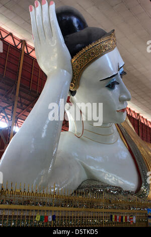 Un Bouddha couché est représentée dans la Pagode Chaukhtatgyi Paya à Yangon, Myanmar, 20 octobre 2012. Photo : Rolf Zimmermann Banque D'Images