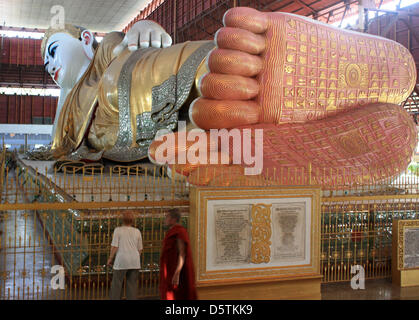 Un Bouddha couché est représentée dans la Pagode Chaukhtatgyi Paya à Yangon, Myanmar, 20 octobre 2012. Photo : Rolf Zimmermann Banque D'Images