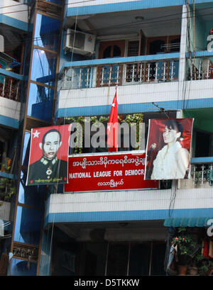 Lnd pary bureaux sont représentées sur la route Maha Bandoola à Yangon, Myanmar, 21 octobre 2012. Une photo du chef de l'opposition, Prix Nobel de la paix et Président de la Ligue nationale pour la démocratie (NLD), Aung San Suu Kyi (R) et une photo de son père, Aung San, ancien commandant de l'Armée de l'indépendance de la Birmanie, de suspendre à un balcon. Photo : Rolf Zimmermann Banque D'Images