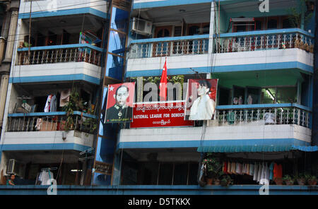 Lnd pary bureaux sont représentées sur la route Maha Bandoola à Yangon, Myanmar, 21 octobre 2012. Une photo du chef de l'opposition, Prix Nobel de la paix et Président de la Ligue nationale pour la démocratie (NLD), Aung San Suu Kyi (R) et une photo de son père, Aung San, ancien commandant de l'Armée de l'indépendance de la Birmanie, de suspendre à un balcon. Photo : Rolf Zimmermann Banque D'Images