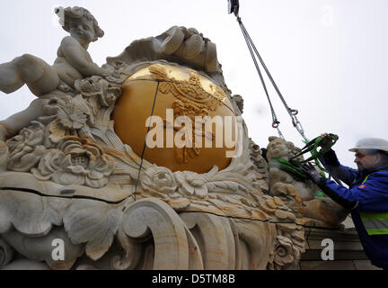 Les armoiries de la cartouche de la Silésie est installé dans le nouveau parlement de l'Etat à Potsdam, Allemagne, 28 novembre 2012. La reconstruction de blasons de Silésie, de Prusse et de Brandebourg sont attachés à la façade sud du bâtiment. Photo : Bernd Settnik Banque D'Images