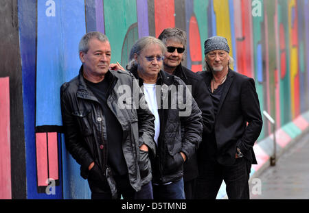 Ian Gillan, Ian Paice Anderson, Don Airey et Roger David Glover, de groupe de musique Deep Purple poser pendant une séance photo à l'East-Side-Gallery de Berlin, Allemagne, 25 novembre 2012. Photo : Paul Zinken Banque D'Images