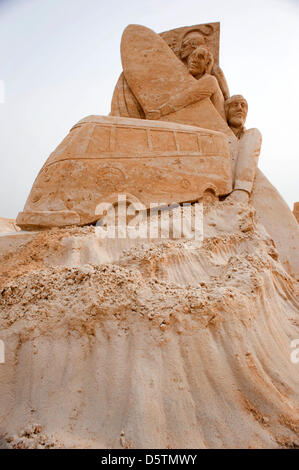 Brighton, UK. 9 avril 2013. Le Brighton Festival de sculptures de sable - les travaux réalisés sur le thème de la musique à travers les âges : la représentation des garçons de la plage dans les années 60. Crédit : Andrew Hasson / Alamy Live News Banque D'Images