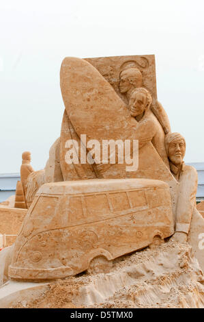 Brighton, UK. 9 avril 2013. Le Brighton Festival de sculptures de sable - les travaux réalisés sur le thème de la musique à travers les âges : la représentation des garçons de la plage dans les années 60. Crédit : Andrew Hasson / Alamy Live News Banque D'Images