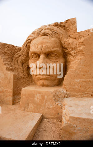 Brighton, UK. 9 avril 2013. Le Brighton Festival de sculptures de sable - les travaux réalisés sur le thème de la musique à travers les âges : portrait de Beethoven. Crédit : Andrew Hasson / Alamy Live News Banque D'Images