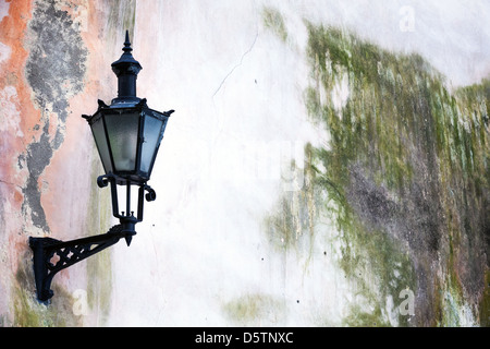 Vieille lanterne sur un mur vieilli à Tallinn, Estonie Banque D'Images