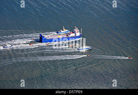 Un document de Greenpeace en date du 23 septembre 2012 présente le transporteur Atlantic Osprey, protestant, Greenpeace et de trois bateaux de la police sur leur chemin vers le port de Nordenham, Allemagne. L'Atlantic Osprey porte barres de combustible contenant du plutonium à partir de l'usine de retraitement britannique de Sellafield. Les barres de combustible doivent être transportées de Nordenham à la centrale nucléaire Grohnde près de Hameln, Banque D'Images