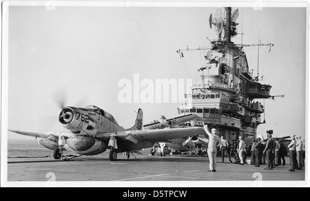 Douglas Skyraider AD-5W de détachement aéroporté de détection de 36 Escadron Waring douze (VAW-12) bat à bord du USS RANDOLPH (CV-15). Banque D'Images