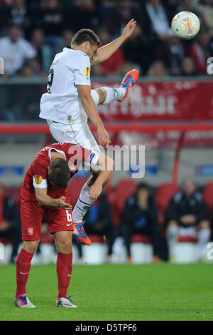 Wout Brama d'Enschede (avant) et Artur Sobiech de Hanovre (retour) vie de la balle lors de l'Europa League match Twente Enschede contre Hanovre 96 De Grolsch Veste stadium à Enschede, Pays-Bas, 20 septembre 2012. Photo : Revierfoto Banque D'Images