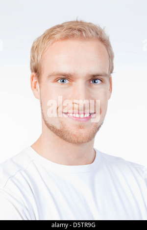 Portrait d'un jeune homme aux cheveux blonds smiling Banque D'Images