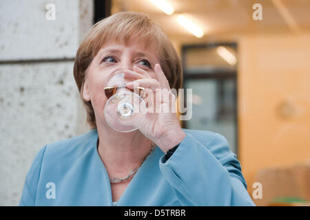 La chancelière allemande, Angela Merkel, boit un verre de vin à Berlin, Allemagne, le 24 septembre 2012. La représentation de l'état de Thuringe a célébré son festival annuel avec plus de 1 000 clients de l'économie et de la politique. Photo : ROBERT SCHLESINGER Banque D'Images