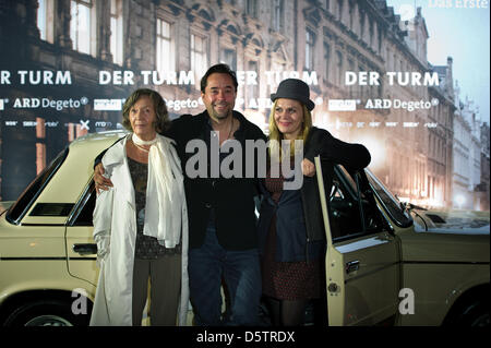 Acteurs Jan Josef Liefers, sa mère Brigitte Waehner (L) et son épouse Ana Loos arrivent pour la première de la production TV 'Der Turm' à 'Hotel Weisser Hirsch' à Dresde, Allemagne, le 24 septembre 2012. Le film raconte l'histoire de la famille Hoffmann entre 1982 et 1989, qui vivait dans un refuge en essayant d'ignorer le système socialiste. Photo : Arno Burgi Banque D'Images