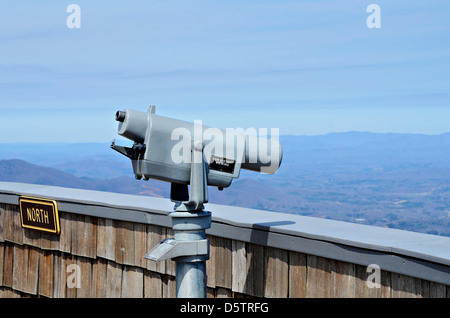 Un télescope sur la tour d'observation avec vue sur montagnes et vallée. Banque D'Images