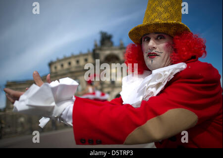 Un artiste du théâtre d'action 'Dulce Compania' effectue en tant que directeur de cirque au cours d'une session de la presse pour la 8ème opéra Semper ball 2013 en face de l'Opéra Semper de Dresde, Allemagne, 25 septembre 2012. Sous la devise 'Dresden charms", le "Festival International du Cirque de Monte Carlo' fera partie de la 8ème opéra Semper ball le 01 février 2013. Photo : ARNO BURGI Banque D'Images