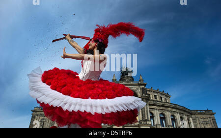 Un artiste du théâtre d'action 'Dulce Compania' fonctionne comme Columbine lors d'une session de la presse pour la 8ème opéra Semper ball 2013 en face de l'Opéra Semper de Dresde, Allemagne, 25 septembre 2012. Sous la devise 'Dresden charms", le "Festival International du Cirque de Monte Carlo' fera partie de la 8ème opéra Semper ball le 01 février 2013. Photo : ARNO BURGI Banque D'Images