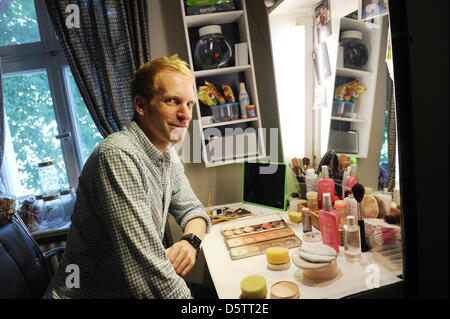 Acteur de théâtre musical Veit Schäfermeier est photographié avant sa transformation en le professeur Abronsius, son rôle dans la scène musicale de divertissement "Tanz der Vampire" (danse des vampires), dans sa loge dans le Theater des Westens à Berlin, Allemagne, 20 juillet 2012. Photo : Jens Kalaene Banque D'Images