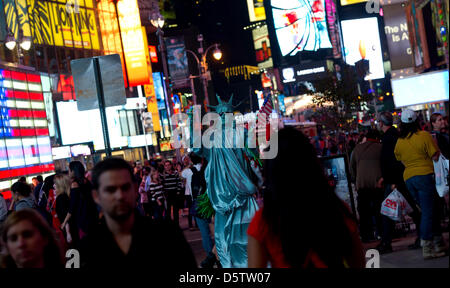 Les gens marchent le long de la place Times Square à New York, USA, 26 septembre 2012. Times Square est situé à l'intersection de Broadway et la Septième Avenue et est le noyau du quartier des théâtres de New York. Photo : Sven Hoppe Banque D'Images