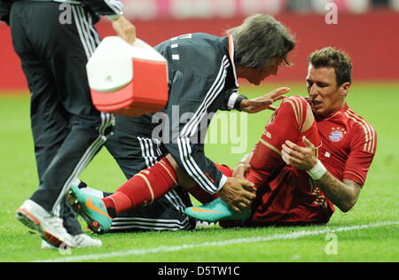 Fußball Bundesliga 5. Spieltag : FC Bayern München - VfL Wolfsburg am 25.09.2012 in der Allianz Arena de Munich (Bavière). Team-Arzt der der Bayern, Hans-Wilhelm Müller-Wohlfahrt (l) dem Bayern-Spieler untersucht Mario Mandzukic vor dessen Auswechslung. Die Bayern gewinnen das Spiel mit 3:0. Foto : Tobias Hase/dpa (Achtung Hinweis zur Bildnutzung ! Die DFL erlaubt die Weiterverwertung Banque D'Images