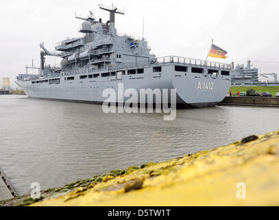 Berlin 702 Type de navire de ravitaillement de classe "Frankfurt am Main" navigue dans le double verrou de la marine allemande à base de Wilhelmshaven, Allemagne, 26 septembre 2012. Le navire utilisé pour être stationnée à Kiel et est maintenant stationné à Wilhelmshaven. Photo : INGO WAGNER Banque D'Images