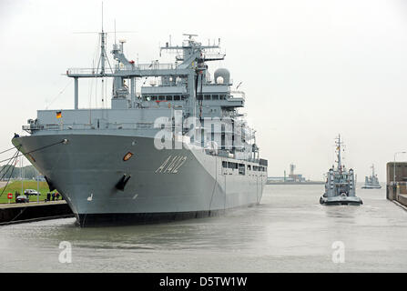 Berlin 702 Type de navire de ravitaillement de classe "Frankfurt am Main" navigue dans le double verrou de la marine allemande à base de Wilhelmshaven, Allemagne, 26 septembre 2012. Le navire utilisé pour être stationnée à Kiel et est maintenant stationné à Wilhelmshaven. Photo : INGO WAGNER Banque D'Images