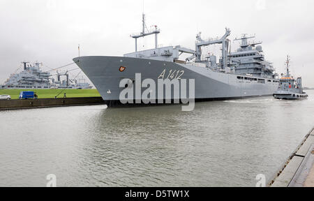 Berlin 702 Type de navire de ravitaillement de classe "Frankfurt am Main" navigue dans le double verrou de la marine allemande à base de Wilhelmshaven, Allemagne, 26 septembre 2012. Le navire utilisé pour être stationnée à Kiel et est maintenant stationné à Wilhelmshaven. Photo : INGO WAGNER Banque D'Images