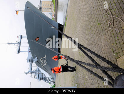 Berlin 702 Type de navire de ravitaillement de classe "Frankfurt am Main' est amarré dans le double verrou de la marine allemande à base de Wilhelmshaven, Allemagne, 26 septembre 2012. Le navire utilisé pour être stationnée à Kiel et est maintenant stationné à Wilhelmshaven. Photo : INGO WAGNER Banque D'Images