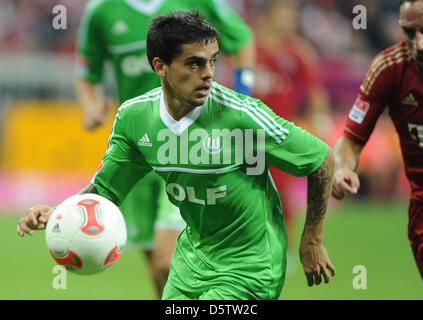 Wolfsburg's Fagner joue la balle pendant le match de football Bundesliga Bayern Munich VfL Wolfsburg à l'Allianz Arena de Munich, Allemagne, 25 septembre 2012. Le Bayern Munich a remporté le match 3-0. Photo : Andreas Gebert Banque D'Images