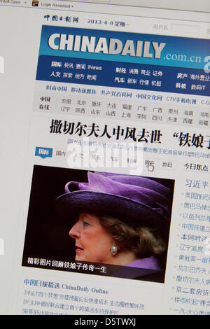 8 avril 2013. China Daily web site réaction à la mort de l'ancien Premier ministre britannique, la baronne Margaret Thatcher le 8 avril 2013.Crédit : Maurice Savage/Alamy Live News Banque D'Images