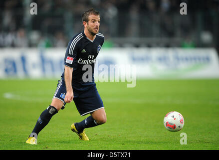 Hambourg, Rafael van der Vaart contrôle le ballon pendant le match de Bundesliga Borussia Moenchengladbach contre Hambourg SV au Borussia Moenchengladbach dans parc, Allemagne, 26 septembre 2012. Photo : Jonas Guettler Banque D'Images