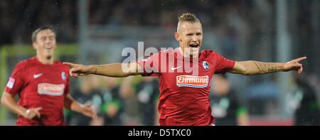 Freibourg Jonathan Schmid cheers après correction de l'objectif 1-0 lors du match de football de la Bundesliga entre Fribourg et le Werder Brême au MAGE SOLAR Stadion à Freiburg, Allemagne, 26 septembre 2012. Photo : Patrick Seeger Banque D'Images