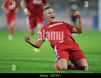 Freibourg Jonathan Schmid cheers après correction de l'objectif 1-0 lors du match de football de la Bundesliga entre Fribourg et le Werder Brême au MAGE SOLAR Stadion à Freiburg, Allemagne, 26 septembre 2012. Photo : Patrick Seeger Banque D'Images