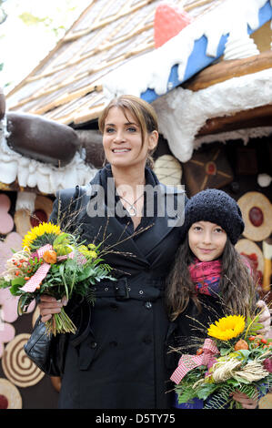 L'actrice Anja Kling (L) et Mila Boehnning (R) sont illustrés à la cinéma de Babelsberg, à Potsdam, Allemagne, le 28 septembre 2012. Une sorcière d'imagination's cottage a été reerected à Babelsberg pour la nouvelle série de films lancé par le diffuseur ARD nommée 'Six au seul trait'. Les films présentent quatre contes de fées classiques des frères Grimm. Photo : Oliver Mehlis Banque D'Images