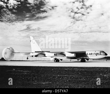Le Boeing B-52B-30-BO Stratofortress est un bombardier stratégique à longue portée utilisé par l'US Air Force. Faisant partie de la famille des B-52, il était capable de transporter un large éventail de bombes et de missiles pour des missions de bombardement stratégique et tactique pendant la guerre froide. Banque D'Images