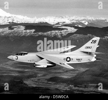 Le Douglas A3D-2 Skywarrior, exploité par le VAH-4 Squadron, était un bombardier stratégique à porte-avions utilisé par la marine américaine pour des frappes à longue portée et la dissuasion nucléaire pendant la guerre froide. Banque D'Images