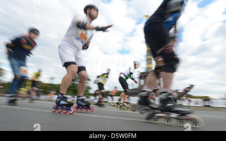 Les patineurs à participer à la 29e Marathon de Berlin à Berlin, Allemagne, 29 septembre 2012. Environ 700 patineurs se sont inscrits pour prendre le 42 195 m à travers Berlin. Photo : RAINER JENSEN Banque D'Images