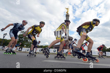 Les patineurs à participer à la 29e Marathon de Berlin à Berlin, Allemagne, 29 septembre 2012. Environ 700 patineurs se sont inscrits pour prendre le 42 195 m à travers Berlin. Photo : RAINER JENSEN Banque D'Images