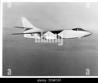 Le Douglas A3D-2 « Skywarrior » était un bombardier de l'US Navy conçu pour des missions de bombardement lourd à longue portée. Il était capable de transporter des charges utiles conventionnelles et nucléaires, servant principalement sur des porte-avions pendant la guerre froide. Banque D'Images