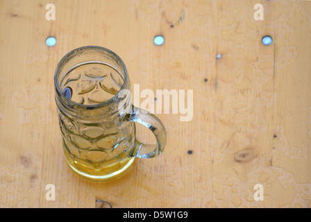 Un verre de bière se trouve dans la pluie dans le jardin de Hofbraeuhaus à Munich, Allemagne, 29 septembre 2012. L'Oktoberfest est tenu pour être la plus grande fête foraine et folk festival et a lieu du 22 septembre au 7 octobre 2012. Photo : Felix Hoerhager Banque D'Images