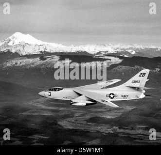 Le Douglas A3D-2 « Skywarrior » était un bombardier stratégique à porte-avions utilisé par la marine américaine. Cet avion est montré en service avec le VAH-4 Squadron, menant des missions de bombardement stratégique pendant la guerre froide. Banque D'Images