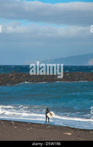 Surfer à Playa Martianez plage de sable noir de Puerto de la Cruz Tenerife island ville des îles Canaries Espagne Europe Banque D'Images