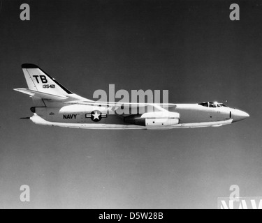 Le Douglas A3D-1 'Skywarrior' de VAH-1 'Tigers' était un bombardier à réaction à porte-avions utilisé par l'US Navy pour des missions de bombardement stratégique et de reconnaissance. C'était un atout crucial pendant la guerre froide. Banque D'Images