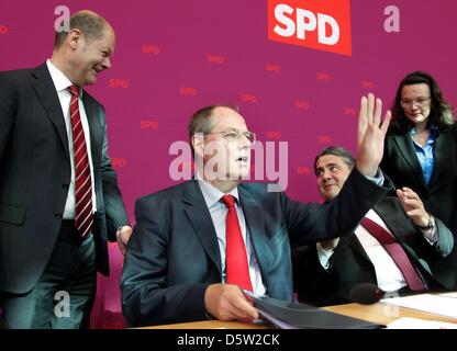 Le premier maire de Hambourg Olaf Scholz (L-R), candidat chancelier SPD Peer Steinbrueck, chef du parti, Sigmar Gabriel et Andrea Nahles, secrétaire général de parler avant une réunion spéciale du comité exécutif à la SPD, siège du parti à Berlin, Allemagne, 01 octobre 2012. Photo : Wolfgang Kumm Banque D'Images