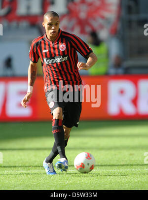 La Bamba Anderson passe le ballon au cours de la 2e Bundesliga match de football entre l'Eintracht Francfort et SC Freiburg à la Commerzbank Arena de Francfort-sur-Main, Allemagne, 30 septembre 2012. Photo : Arne Dedert Banque D'Images